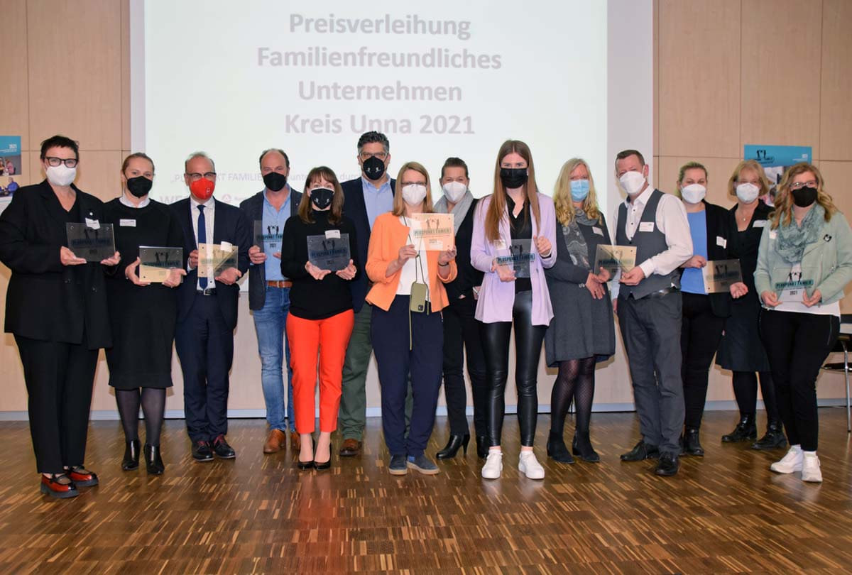 Die Vertreter der Gewinnerunternehmen mit ihren Plaketten und Katja Sträde (2. von rechts). Foto: Anita Lehrke - Kreis Unna