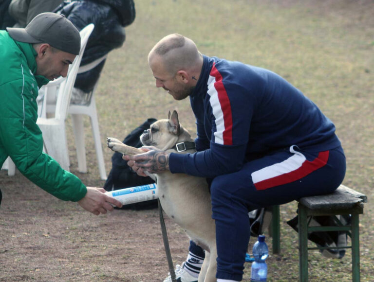 Wussten bei wem sie sich zu bedanken hatten: Leonardo Amoresano (links) und Miles Gottschlich freuen sich mit Maskottchen Josie über den ersten Saisonsieg, der den SV Stockum im Abstiegskampf wieder hoffen lässt. Foto: Wagner