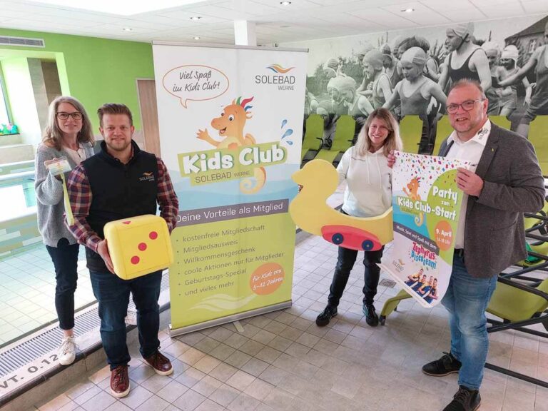 Badleiter Jürgen Thöne (von rechts), Kira Schäper, Henrik Schmidt und Cathy Krietemeyer freuen sich auf den Start des Kids-Clubs. Foto: Wagner