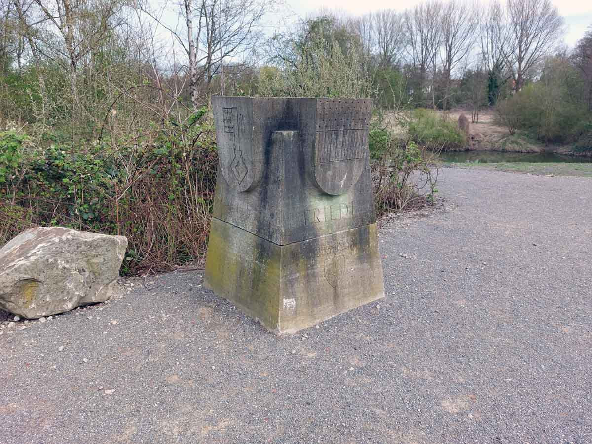 Der Gedenkstein erinnert an das Jahr 1253, als auf der Lippebrücke nahe Werne das Westfälische Städtebündnis zwischen Münster, Dortmund, Soest und Lippstadt geschlossen wurde. Foto: Wagner