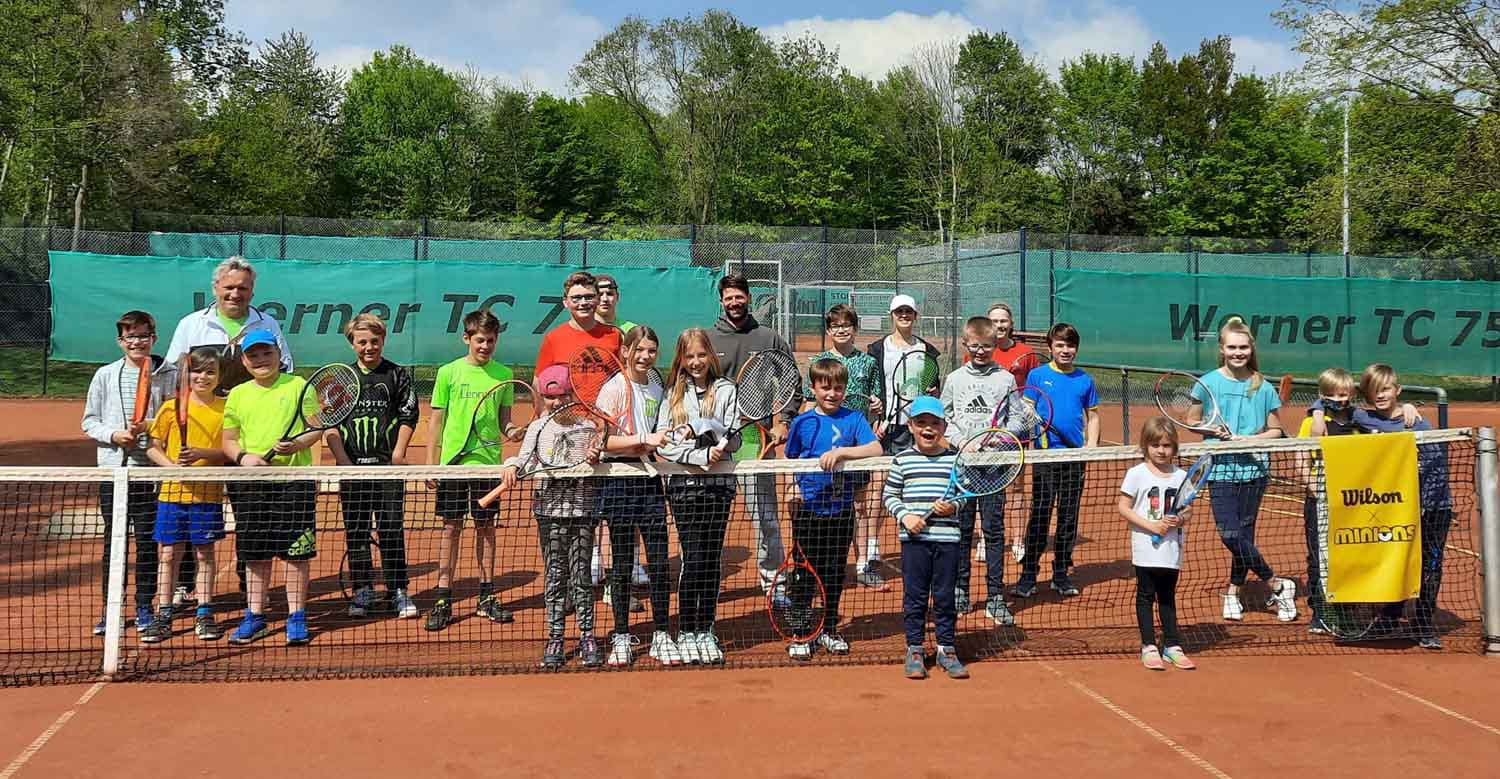 Kinder und Jugendliche eroberten am Tag der offenen Tür die Tennisplätze im Dahl. Foto: WTC