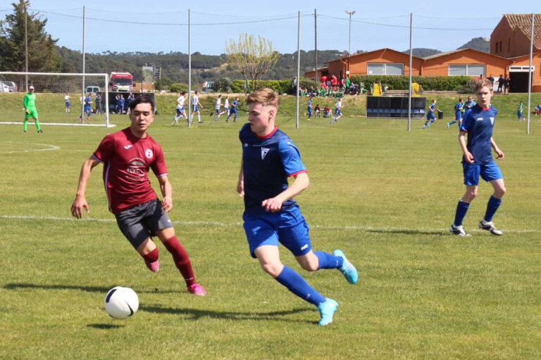 Beim international besetzten Costa Brava Cup in der Nähe von Barcelona erreichte die B1-Jugend des WSC den dritten Platz. Philipp Schroer umkurvt hier seinen Gegenspieler, hinten rechts beobachtet Max Timmel die Szene. Foto: WSC