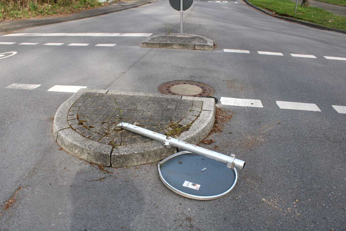 An der Kreuzung Goetheweg/Kardinal-von-Galen-Straße/Theodor-Fontane-Straße wurde dieses Verkehsschild umgefahren. Foto: KPB Unna