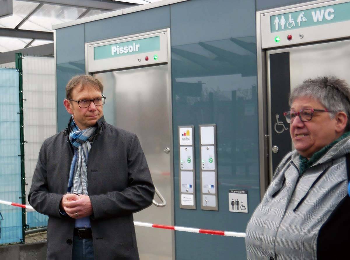 Im Beisein von Bürgermeister Lothar Christ eröffnete Angelika Roemer vom Behindertenbeirat die neue öffentliche Toilette am Busbahnhof. Foto: Gaby Brüggemann
