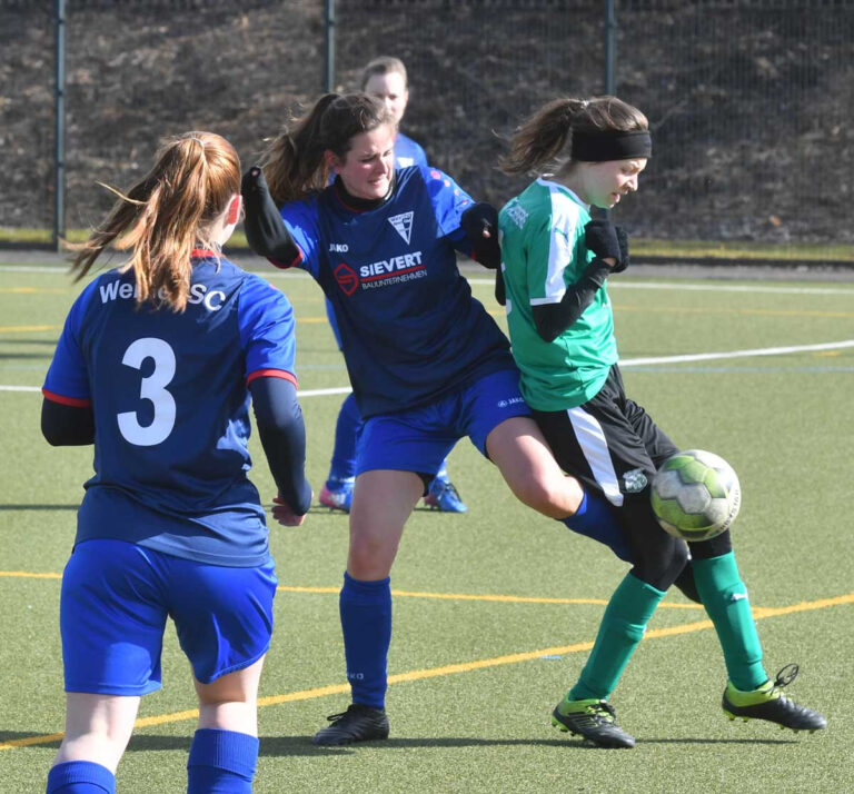 Vergeblich versucht Jacqueline Gluschak an den Ball zu kommen. Foto: MSW