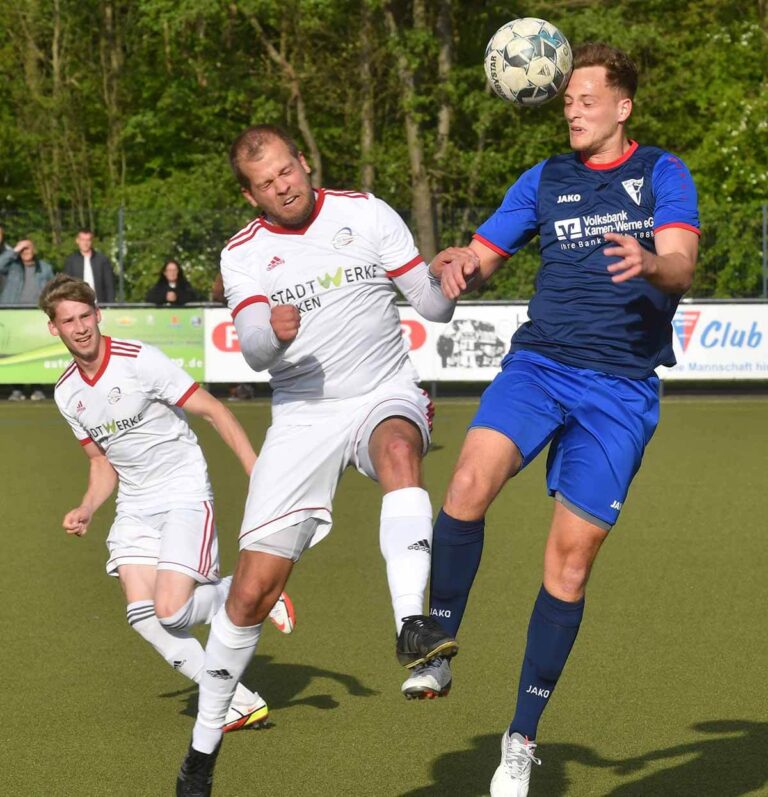 Dieses Kopfballduell gewinnt Elias Heidicker. Doch oft genug waren die Blau-Roten nur zweiter Sieger. Foto: MSW