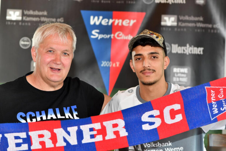 Oussama Daoudi kommt vom Oberligisten Westfalia Rhynern zum Werner SC. Fußball-Vorsitzender Thomas Overmann begrüßte den 21-Jährigen im Sportzentrum Lindert. Foto: MSW