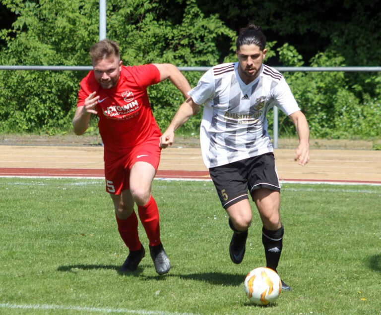 Kapitän Enes Akyüz (rechts) konnte die Niederlage seiner Mannschaft gegen TuS Uentrop I nicht verhindern. Foto: Wagner