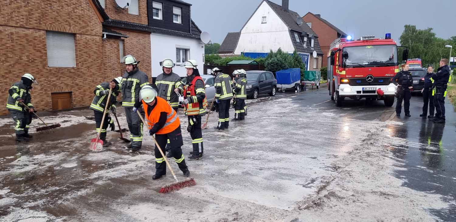 Zwischen Werne und Stockum sorgte eine mit Schlamm und Wasser überflutete Straße für einen Feuerwehreinsatz. Foto: Feuerwehr Werne