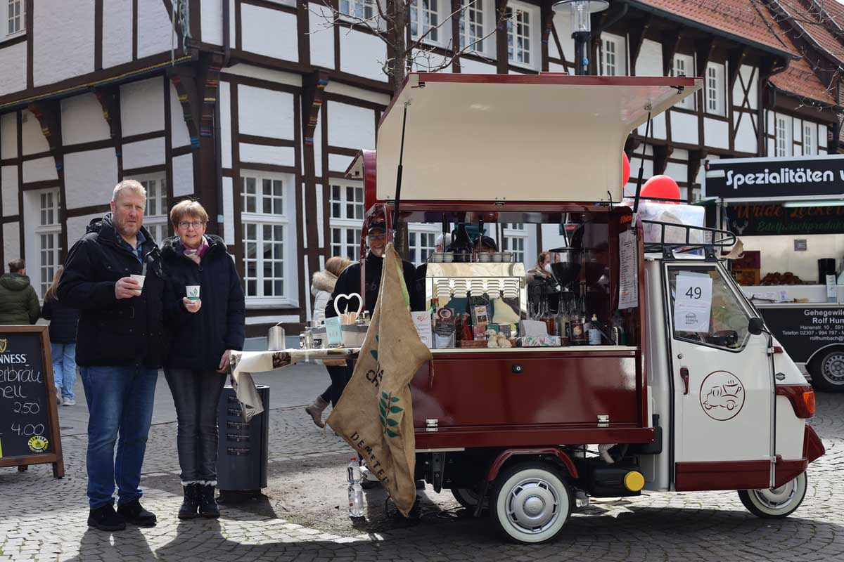 Wie hier beim Genussfrühling Anfang April, kehren verschiedene Food-Trucks vom 20. bis 22. Mai auf den Kirchplatz zurück. Foto: Isabel Schütte