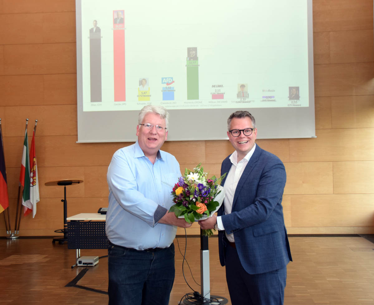 Am Abend gratulierte Kreisdirektor Janke dem Gewinner des Wahlkreises 115 Hartmut Ganzke (SPD) zur gewonnenen Wahl. Foto: Max Rolke – Kreis Unna