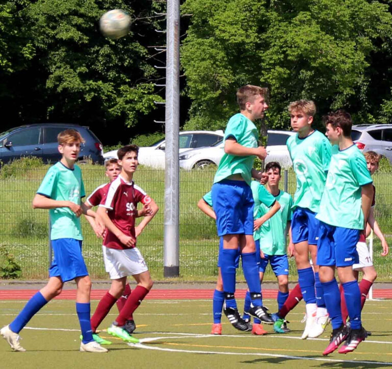 Dieser Freistoß für Gievenbeck bedeutet keine Gefahr für den WSC: Der Ball geht über die Mauer und das Tor. Foto: Trimmel