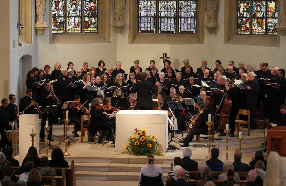 Die Chöre „Vocapella“ und „Verina-Ensemble“ sowie das Rheinische Oratorien-Orchester wirken mit bei der Aufführung von Haydns Schöpfung in Werne. – Foto: Musica Sacra Westfalica