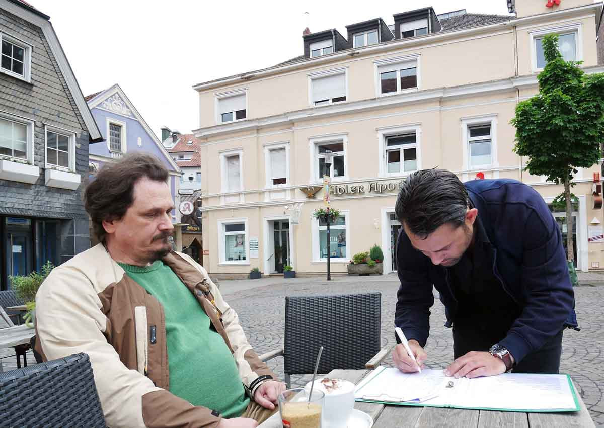 Am kommenden Samstag will Kay Hirschhäuser (links) auf dem Marktplatz von 10.30 bis 13 Uhr erneut um Unterstützer für den Bürgerantrag werben. Foto: Gaby Brüggemann