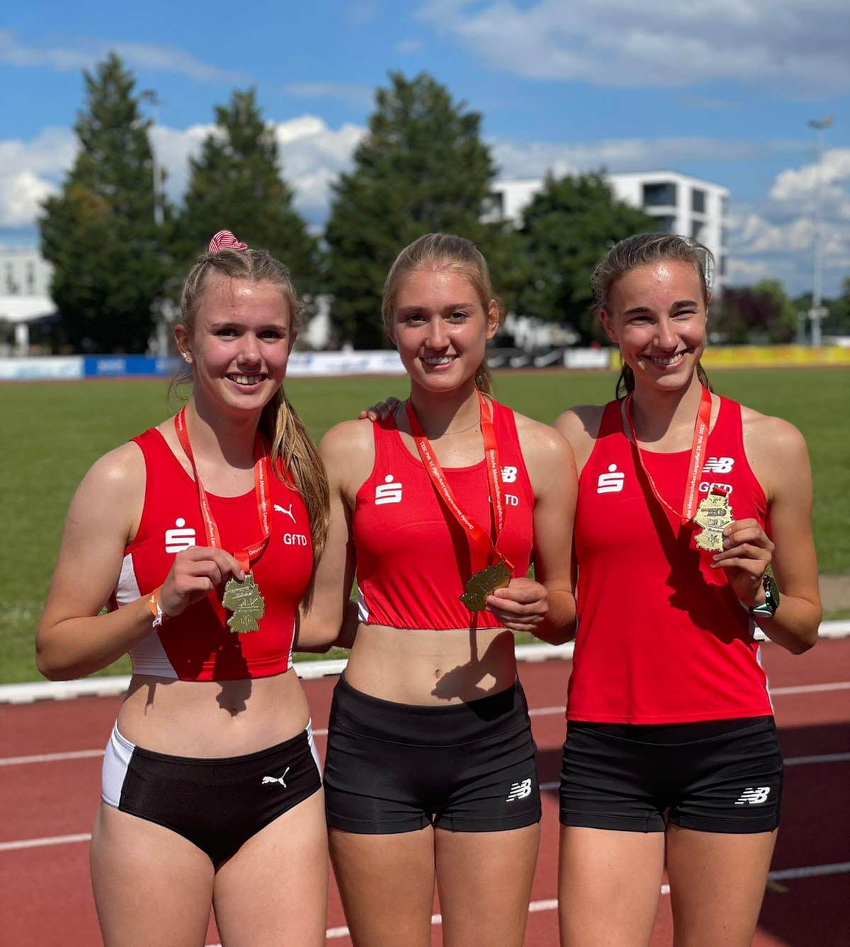 Ida Lefering (von links), Rahel Brömmel und Verena Meisl jubelten über die Goldmedaille bei den deutschen Juniorenmeisterschaften in Mainz. Foto: Privat