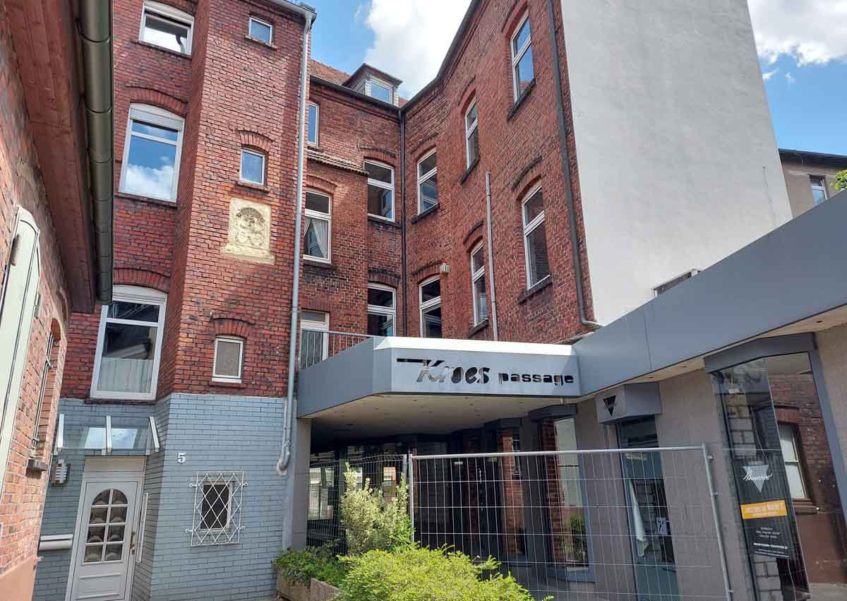 Das Gebäude an der Bonenstraße 3 (ehemals Herrenmoden Schmersträter) mit der sogenannten Kroes-Passage soll wiederbelebt und verschönert werden. Foto: Wagner