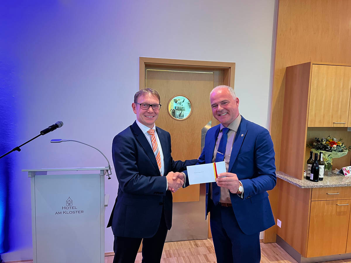 Bürgermeister Lothar Christ bedankte sich für die Einladung und überreichte eine Spende für Lions-Projekte an den Präsidenten Dr. Josef Kubitschek. Foto: Lions