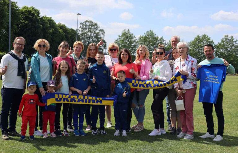 Eine große Spendenbereitschaft für Geflüchtete aus der Ukraine zeigt der SV Herbern, der sich auch auf Martin Gößl verlassen konnte. Foto: Isabel Schütte