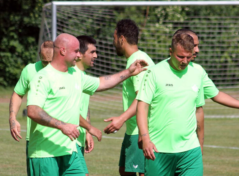 Seltenes Bild in dieser Saison: Der SV Stockum bejubelt einen Saisonsieg. Gegen Weddinghofen glückte der dritte. Foto: Wagner