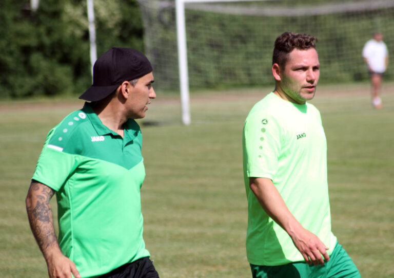 Trainer Leonardo Amoresano (links), hier mit Kapitän Matthias Chrismann, steigt mit dem SV Stockum in die Kreisliga B ab. Foto: Wagner