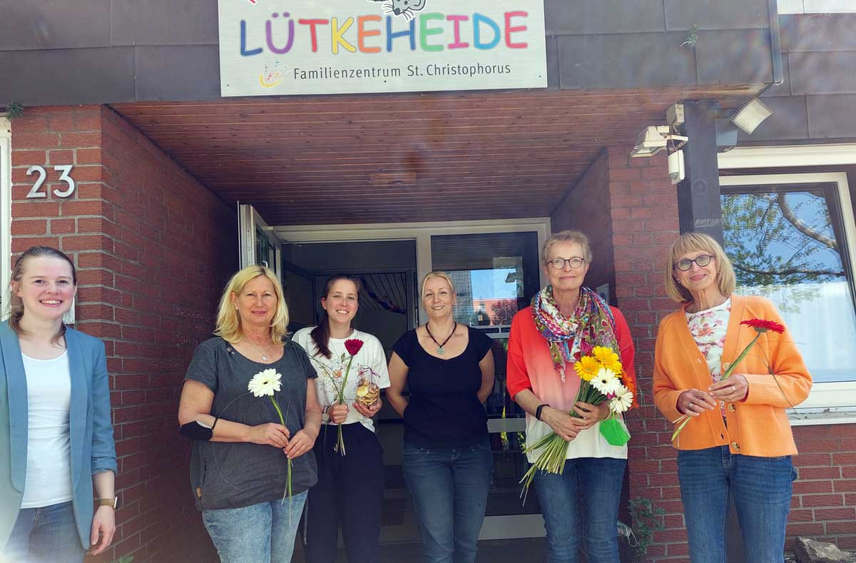 Wiebke Kramer (ganz links) und Stefanie Cramer (3. von rechts) drückten ihre Wertschätzung in der Kita Lütkeide mit Blumen und Gebäck aus. Foto: Wagner