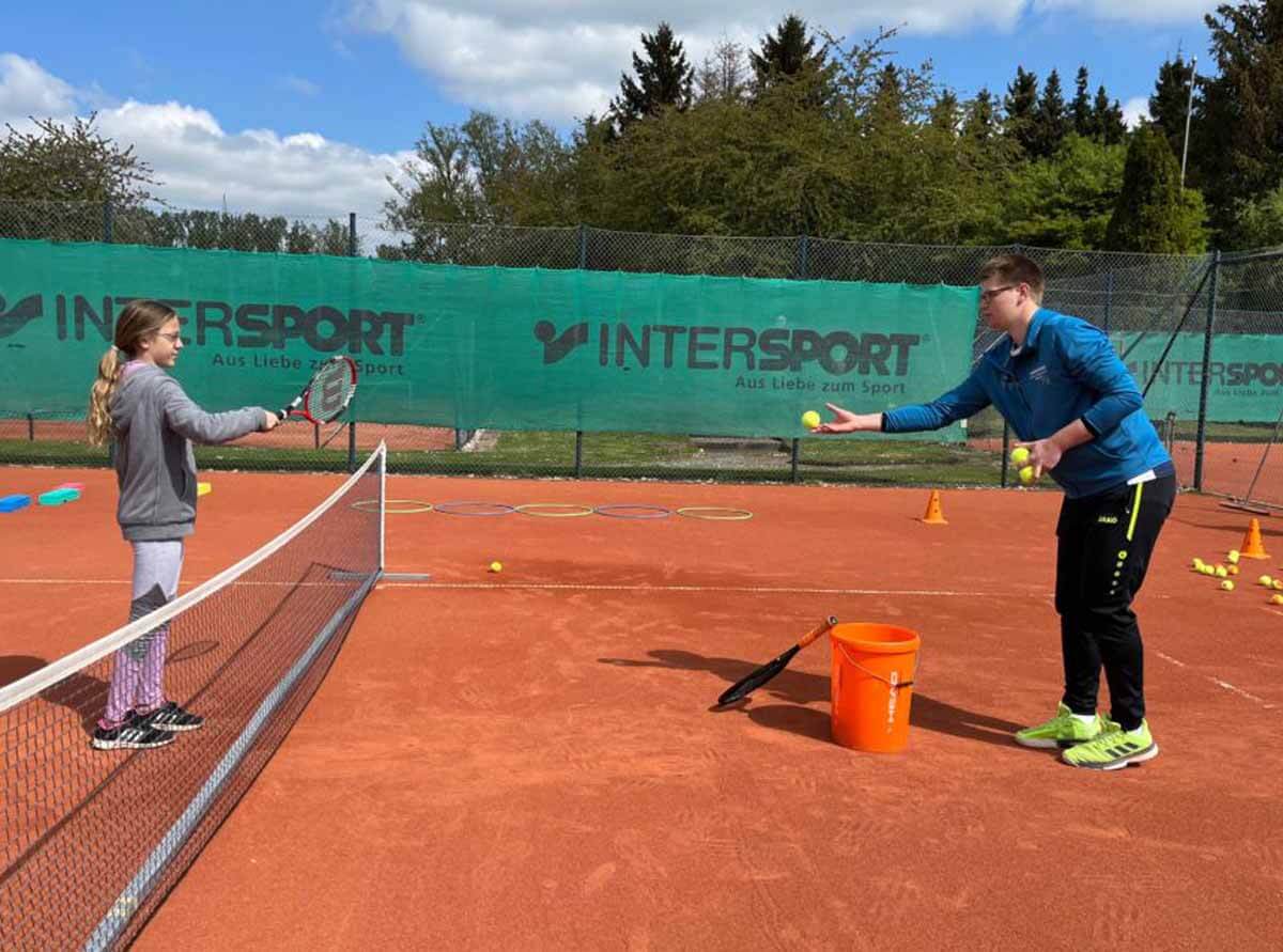 Bastian Krietemeyer vom TC Blau-Weiß und der Tennisschule Robby-Stärke betreute interessierte Kinder beim Tag der offenen Tür. Foto: TCBW