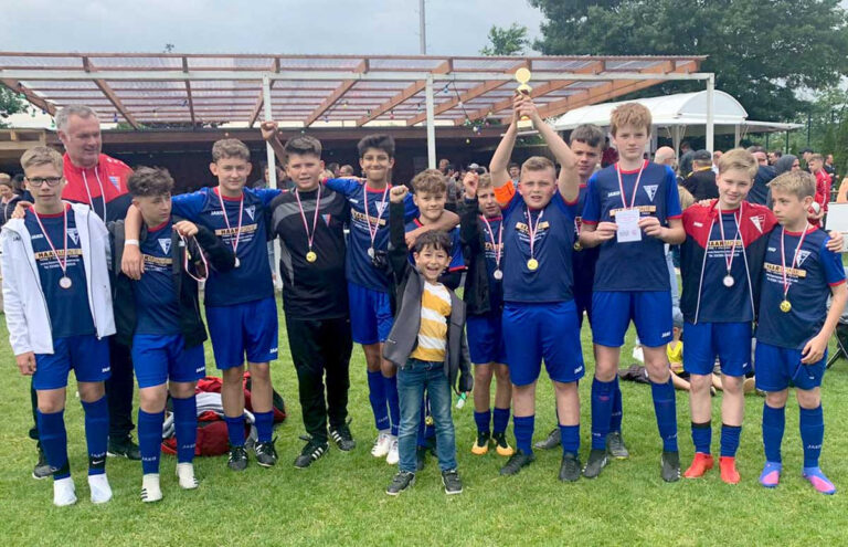 Die D1-Junioren des Werner SC jubeln mit Trainer Thomas Sitarek (2.v.l.) über Platz 3 beim Turnier von Fortuna Walstedde. Foto: Privat