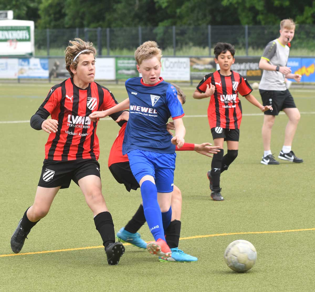 Justus Wiewel kann sich in dieser Szene gegen zwei Drensteinfurter durchsetzen. In der 54. Minute erzielte er das 2:1. Foto: MSW