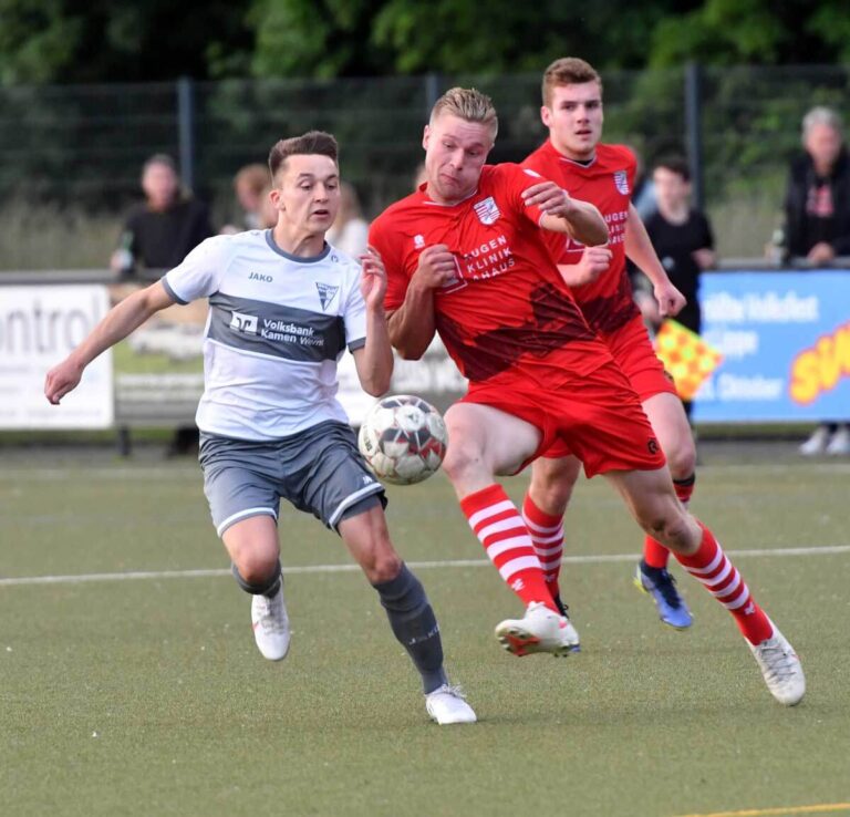 Gekämpft wurde um jeden Ball: In dieser Szene muss sich Colin Lachowicz (l.) gegen einen heranstürmenden Abwehrspieler durchsetzen. Foto: MSW