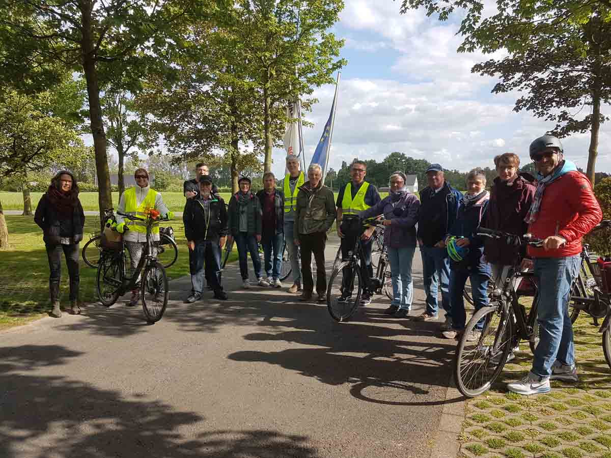 Vor der Party unternahmen Mitglieder der Bürgerinitiative eine Fahrradtour. Foto: Privat