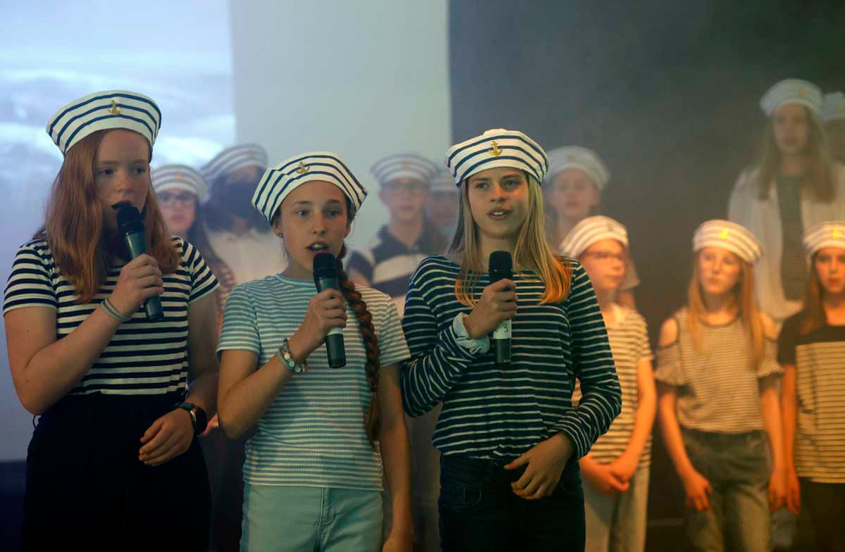 Mit Seemannsliedern begeisterte der Chor CANTOCCINI des Gymnasiums St. Christophorus sein Publikum. Foto: GSC