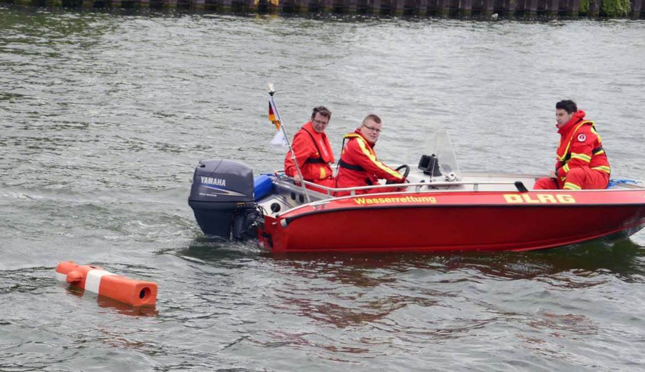 Die DLRG Ortsgruppe Werne trainierte die Wasserrettung von ihrem neuen Boot aus. Foto: DLRG