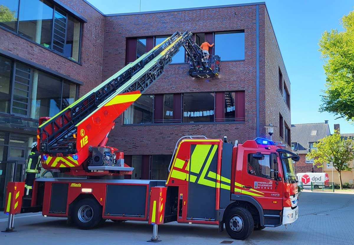Eine Feuerwehrübung mit Drehleiter fand an der Wiehagenschule statt. Die Sekretärin der Schule wurde aus dem zweiten Obergeschoss „gerettet“. Foto: Feuerwehr Werne