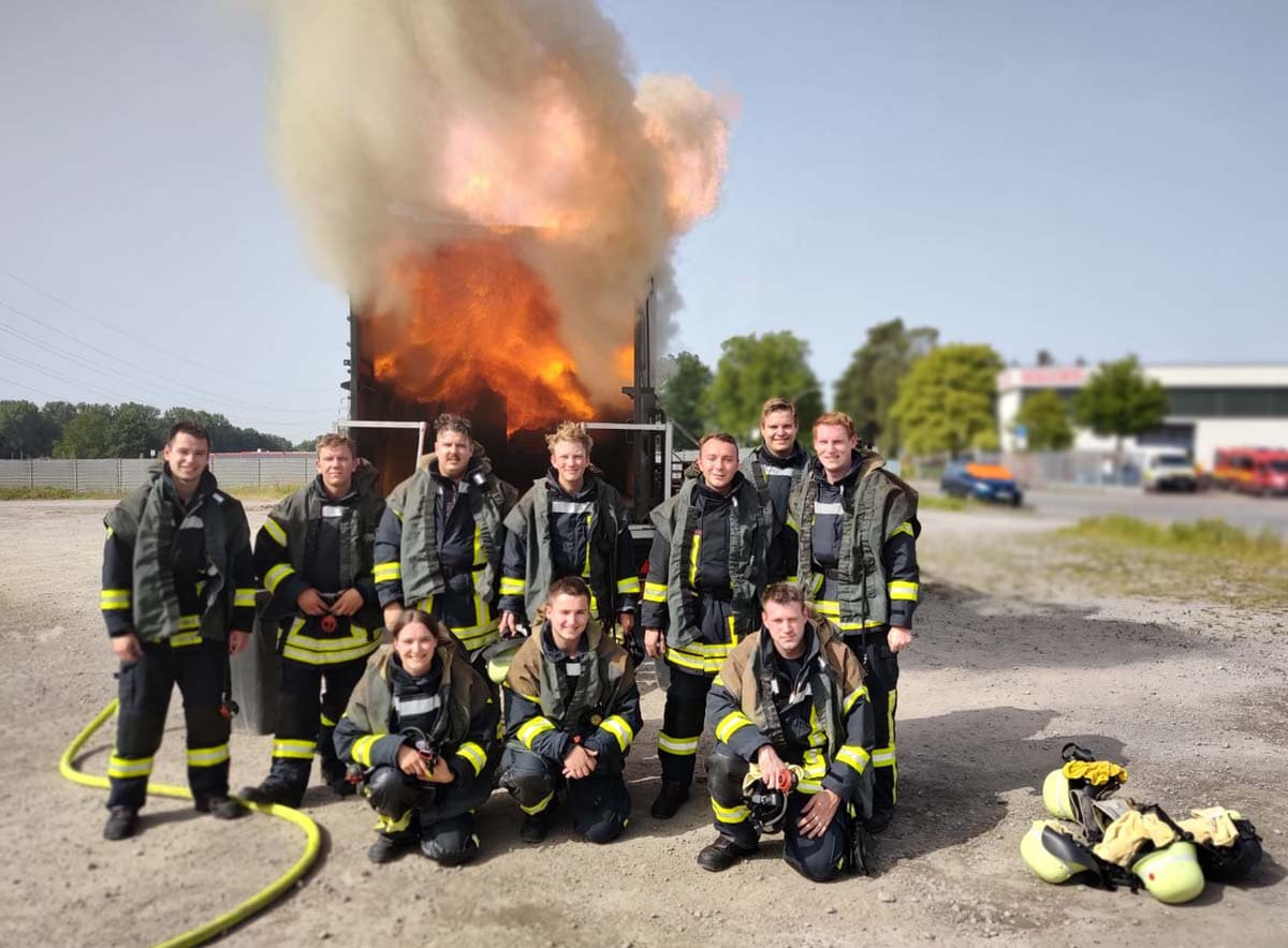 Bei einer Übung bekamen es die Feuerwehrleute aus Werne und Selm mit echten Flammen zu tun und trotzten dabei der Hitze. Foto: Feuerwehr Werne