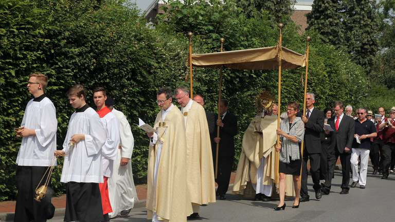 Prozessionen an Fronleichnam finden in diesem Jahr wieder statt. Archivfoto: Ehrhardt