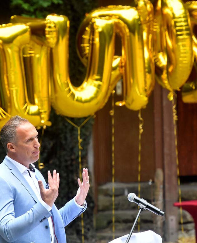 Schulleiter Thorsten Schröer lobte den Abitur-Entlassjahrgang in den höchsten Tönen. Foto: MSW