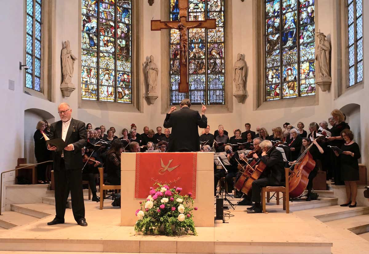 Chor und Orchester mit dem Bass Maximilian Kramer in der Rolle des Erzengels Raphael. – Foto: Schwarze