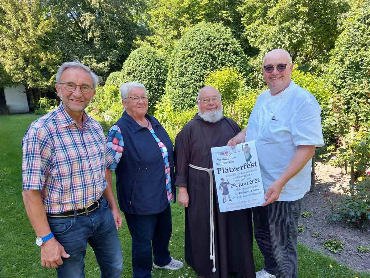 Freuen sich auf das Plätzerfest am 29. Juni im Klostergarten (von links): Gregor Zumholz, Marlies Wierling, Pater Norbert und Friedrich Telgmann. Foto: Wagner