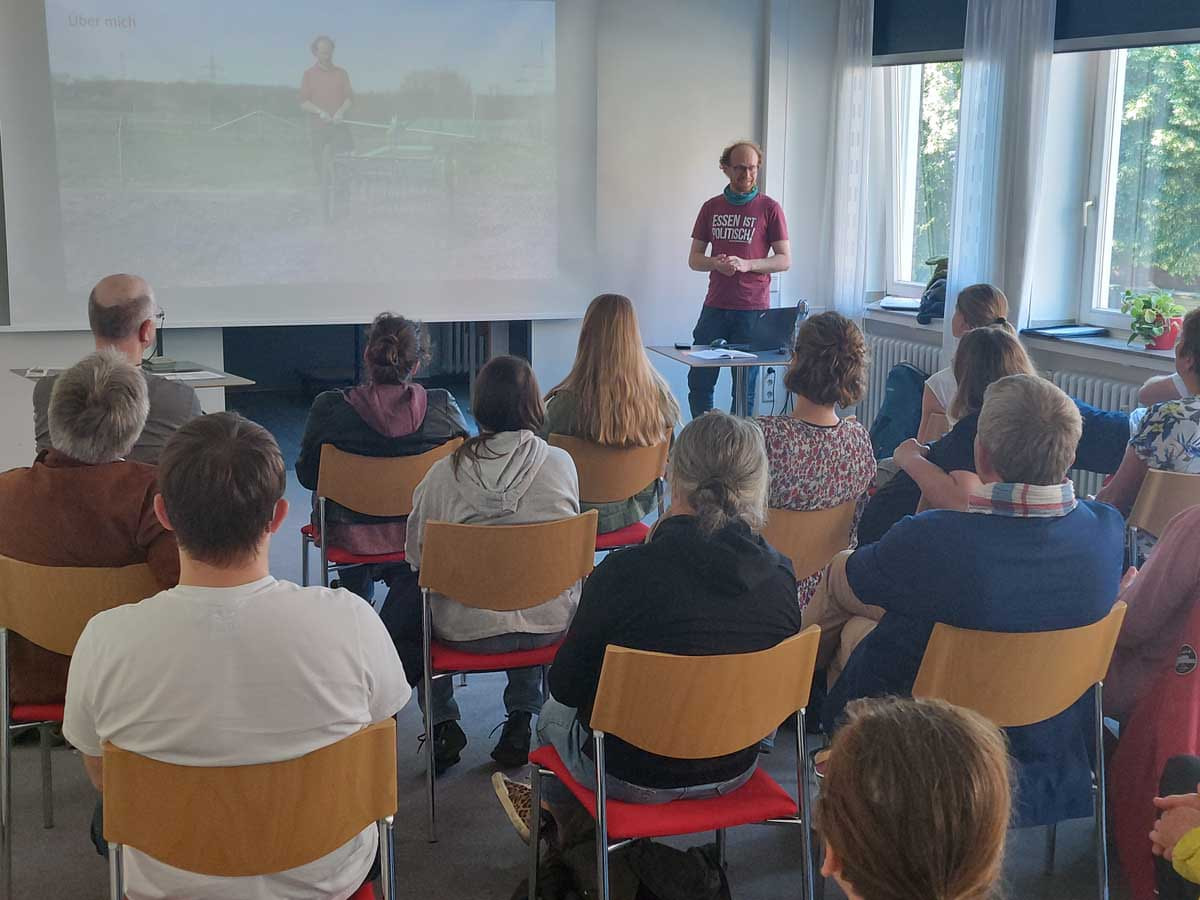 Gemüsegärtner Laurin Berger erläuterte im Café Future das Prinzip der sogenannten solidarischen Landwirtschaft. Foto: Drohmann