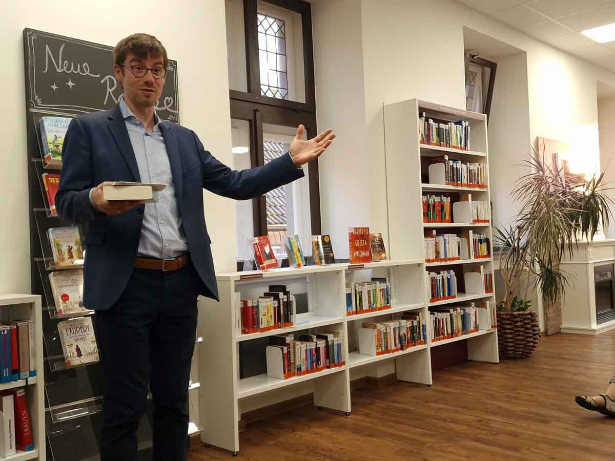 Bestsellerautor Titus Müller fesselte mit seiner Lesung die Zuhörenden in der Stadtbücherei. Foto: Sophia Waterhues