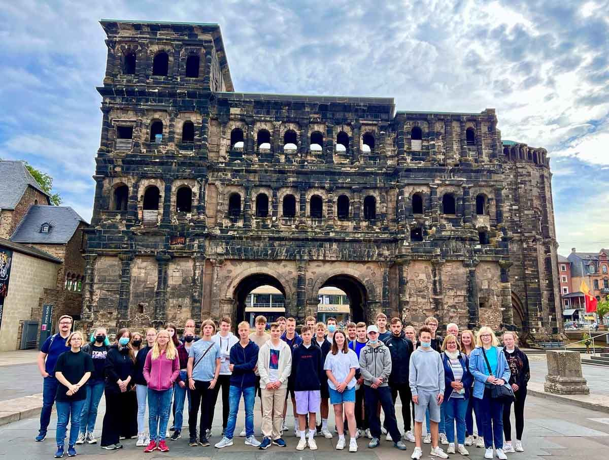 Natürlich ging es für die AFG-Reisegruppe auch zum Wahrzeichen der Stadt Trier, die Porta Nigra. Foto: AFG
