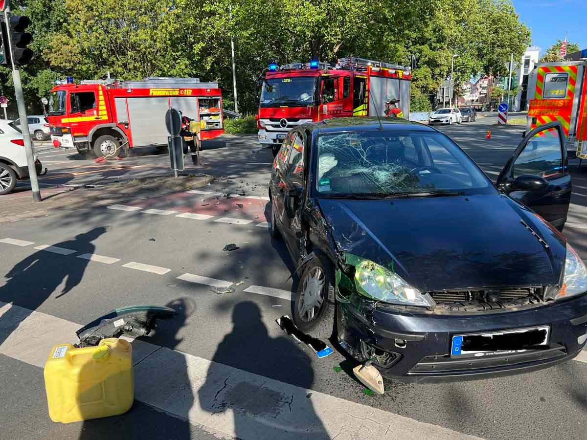 Zu einem Feuerwehr- und Polizei-Einsatz kam es gestern Abend nach einem Autounfall an der Kreuzung Bahnhofstraße/Münsterstraße. Foto: Feuerwehr Werne