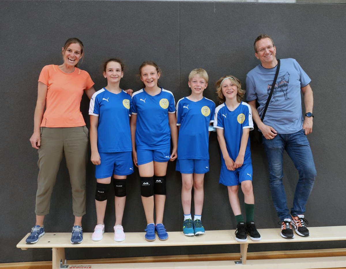Groß war die Freude der Volleyball-Mannschaft der Wiehagenschule über den Gewinn der Westfalenmeisterschaft. Foto: Privat