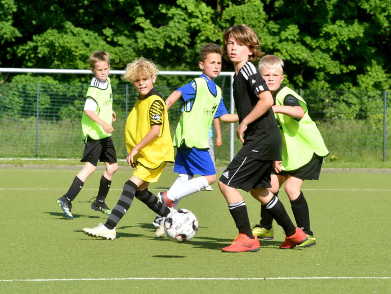 Auch die Trikotfarben machen es deutlich: Die Nachwuchs-Kicker eifern mit Spaß am Spiel ihren Idolen nach. Beim Jugendfußball-Vereinstag des WSC am Donnerstag zeigen sie ihr Talent. Foto: WSC