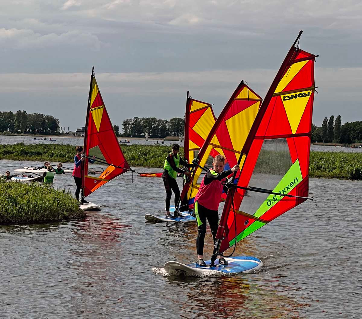 Windsurfing stand bei den Siebtklässlern des St. Christophorus Gymnasiums bei der Klassenfahrt hoch im Kurs. Foto: GSC