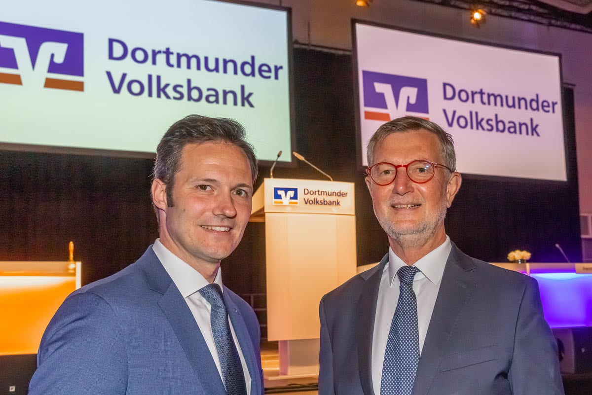Michael Martens (links), Vorstandsvorsitzender der Dortmunder Volksbank und Guido Baranowski, stellvertretender Vorsitzender des Aufsichtsrats der größten Genossenschaftsbank in NRW. Foto: Jan Heinze