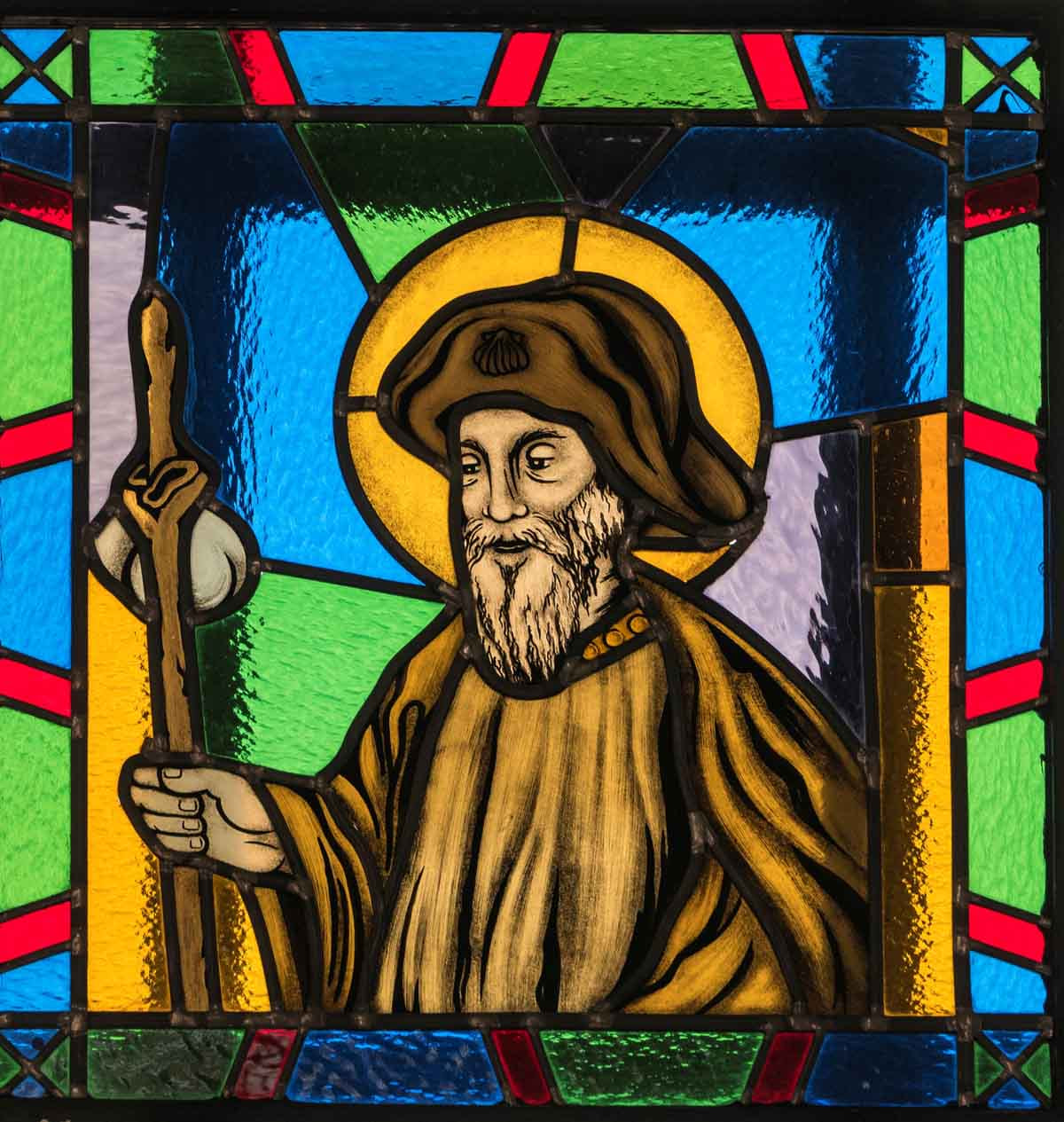 Jakobus als Pilger – Glasfenster in der Kapuzinerkirche in Werne. Foto: Privat