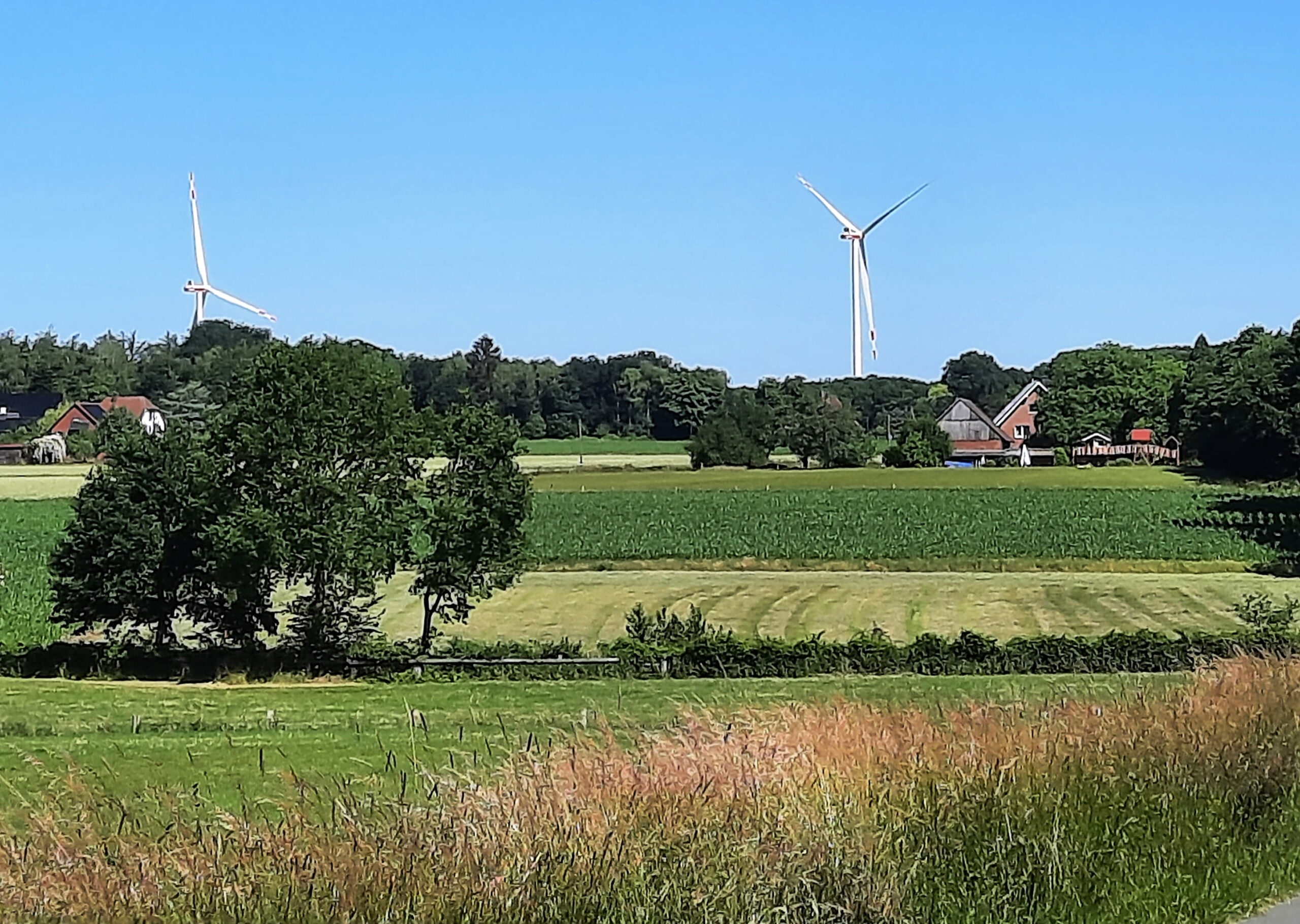 Zwei Windrädern übernehmen die Lufthoheit in Ehringhausen.