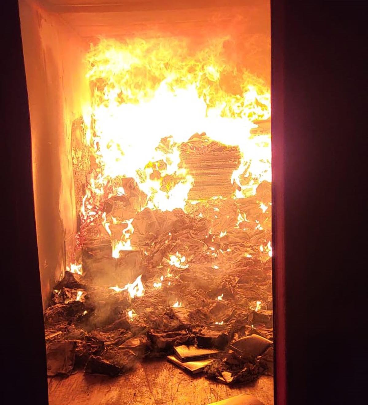 Am Gymnasium St. Christophorus brannte Mittwochnacht ein Container. Die Kriminalpolizei ermittelt nun die Ursache für das Feuer. Foto: Feuerwehr Werne