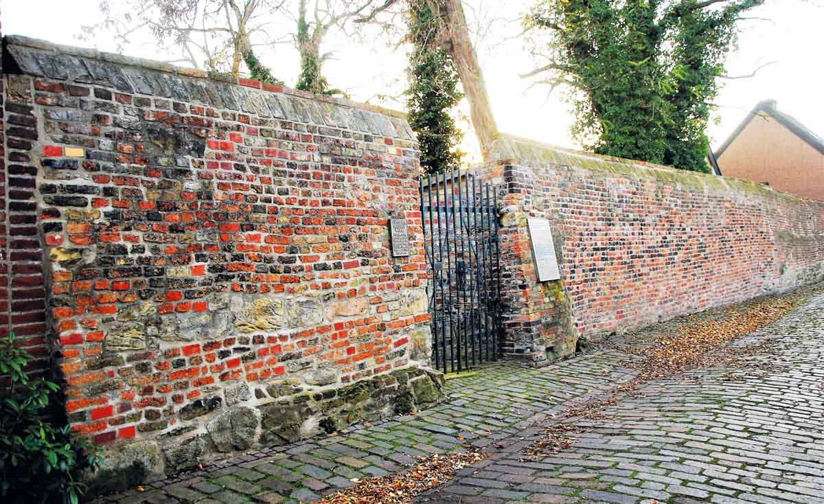 Reste der alten Stadtmauer sind noch heute sichtbar. Foto: Karl-Heinz Schwarze